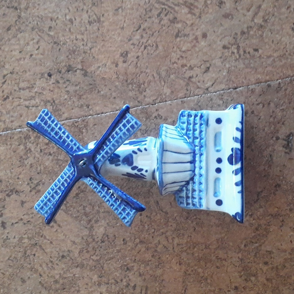 Vintage hand painted Delft salt cellar windmill.